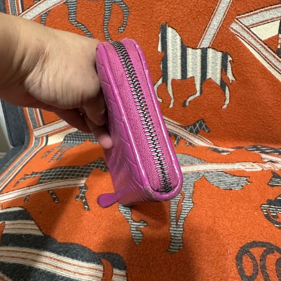 BOTTEGA VENETA❤️🌟WOVEN FUCHSIA ZIPPY WALLET ⭐️ - Picture 2 of 7